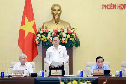 越南国会主席陈青敏在会议上发表讲话。图自越通社
