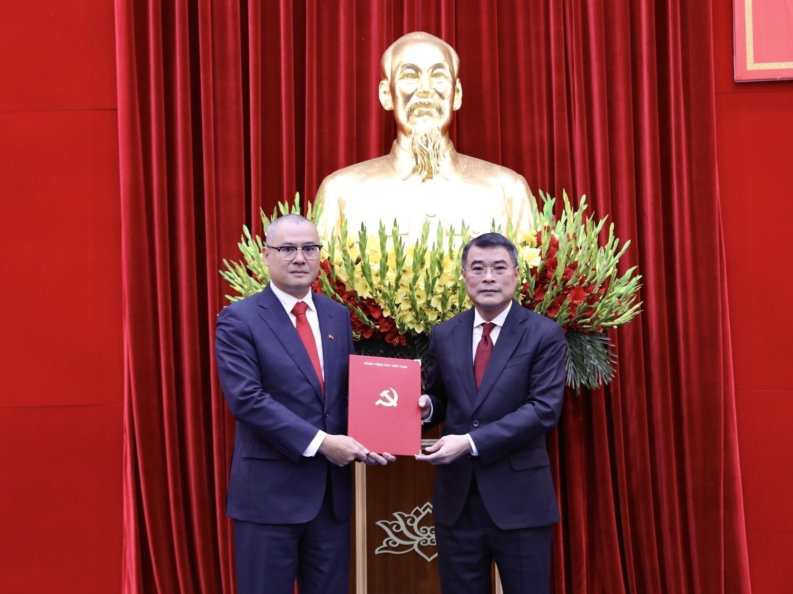 越共中央政治局委员、中央书记处书记、中央组织部部长黎明兴向范大洋同志颁发任命决定。图自越通社