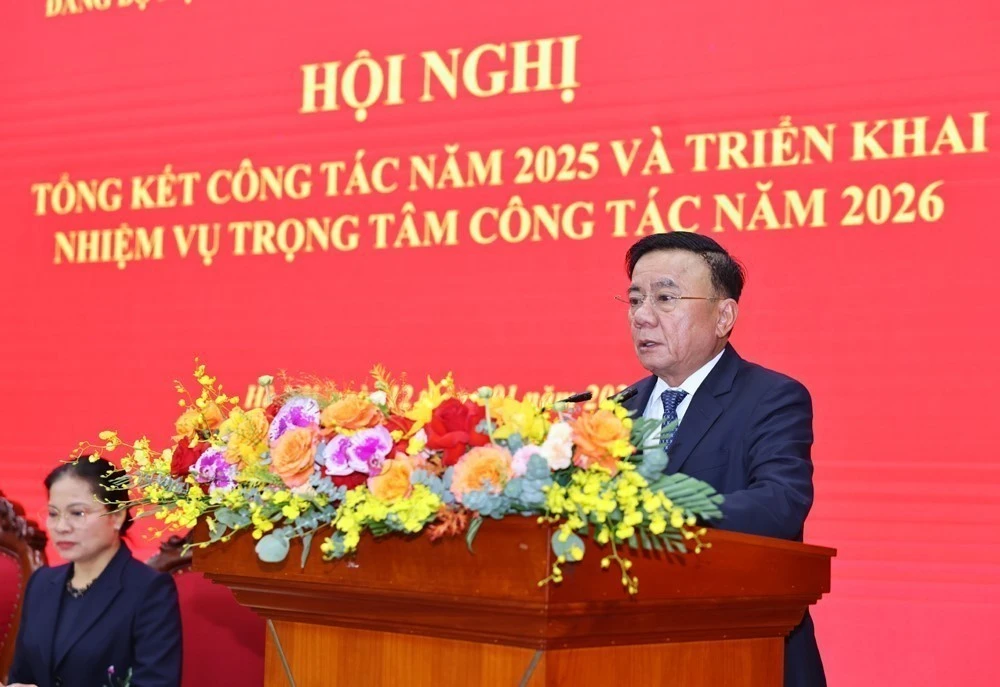 越共中央政治局委员、中央书记处常务书记陈锦秀发表讲话。图自越通社