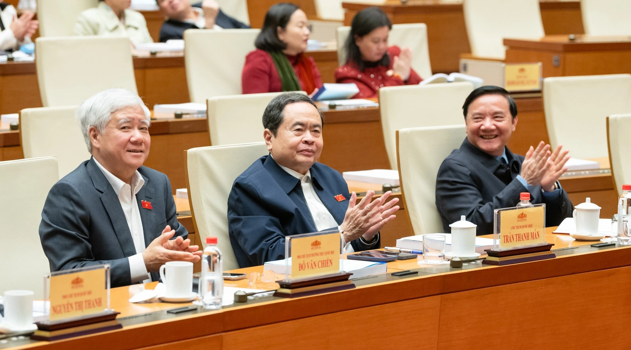 越共中央政治局委员、国会主席陈青敏和各位副主席与会。图自越通社