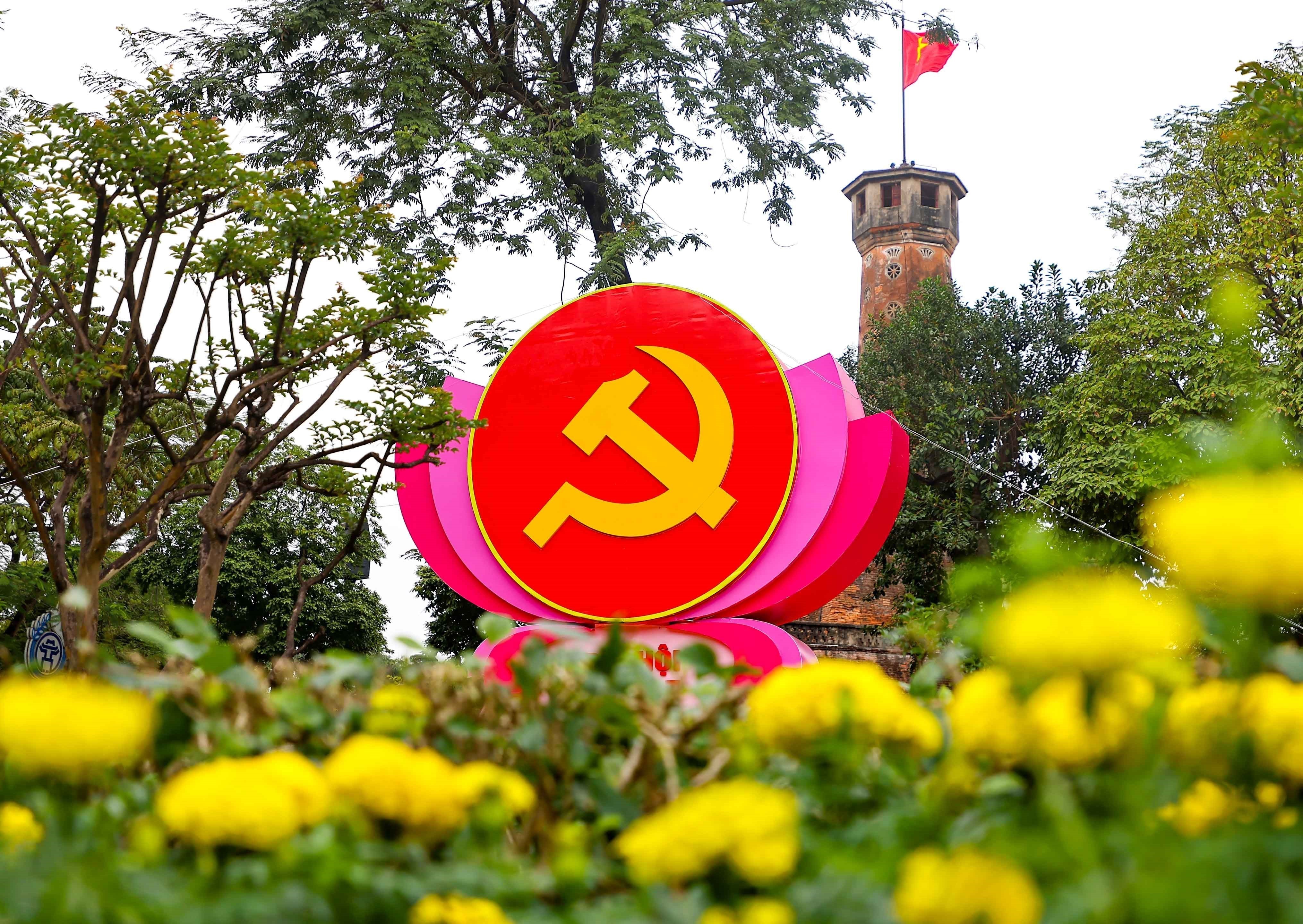 河内市各条大街上挂满迎接越共十二大横幅标语。图自越通社