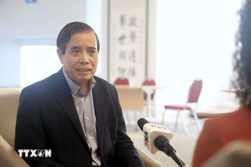 新加坡李光耀公共政策学院武明姜教授接受越通社驻新加坡记者采访。图自越通社