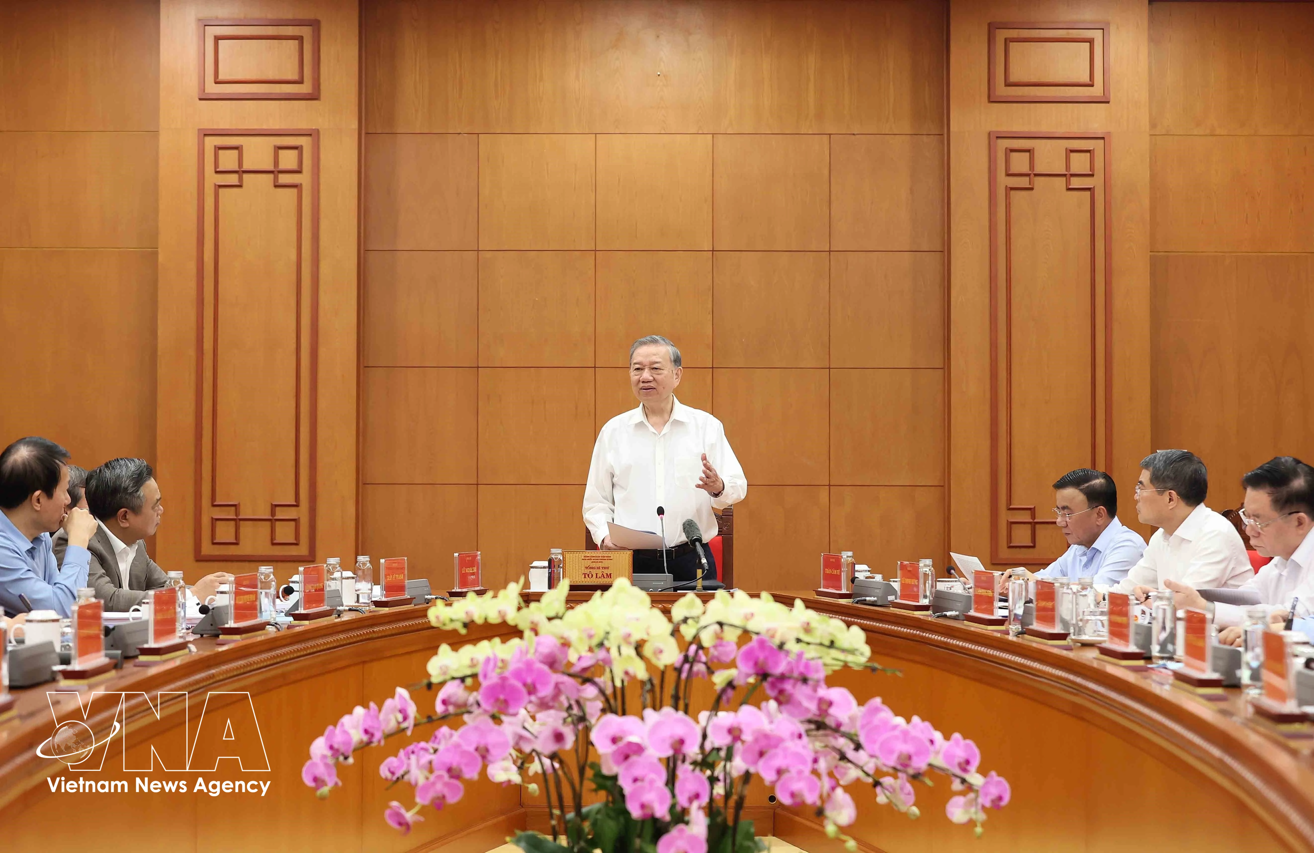 以下是您提供的图片说明的中文翻译： 越共中央总书记、中央反腐败、反浪费、反消极指导委员会主任苏林在2026年3月18日召开的中央反腐败、反浪费、反消极指导委员会常务会议上发表指导讲话。图自越通社