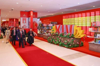 “在党的旗帜下，国家迈入新纪元”图片展为越共十四大增光添彩