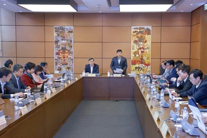 11月5日上午，国会代表分组审议了《民事执行法（修正案）》、《司法鉴定法（修正案）》、《反腐败法（修正案）》及《知识产权法（修正案）》等法律草案。图自越通社