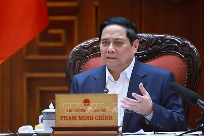 12月16日上午，政府总理范明政主持召开政府常务会议，与各部门和各省、中央直辖市就筹备同步举行庆祝越南共产党第十四次全国代表大会的一批规模大、意义重大的工程和项目开工、落成典礼进行讨论。图自越通社