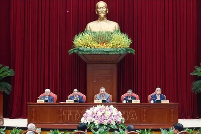 越共中央宣教和群众工作部联合祖国阵线党组、中央群众团体党组、科技部党组、文化体育旅游部党组、党中央办公厅以及有关单位在河内举行全国知识分子、科学家、文艺工作者代表座谈会。图自越通社