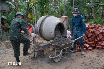 越南铁路公司通报称，铁路部门将免费将100万块砖从北部运往中部，用于为遭受暴雨洪涝影响的居民开展房屋建设和修缮工作。图自越通社