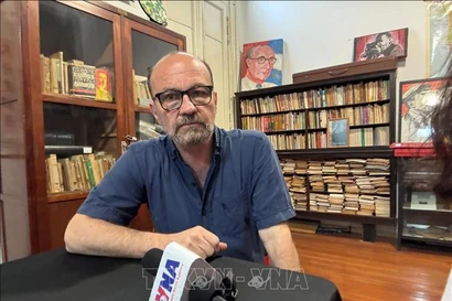 阿根廷共产党中央对外部部长马塞洛·罗德里格斯接受越通社记者的采访。图自越通社