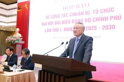 越南政府常务副总理阮和平发表讲话。图自越通社