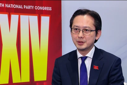 越南常驻联合国代表团团长杜雄越大使接受越通社记者的采访。图自越通社