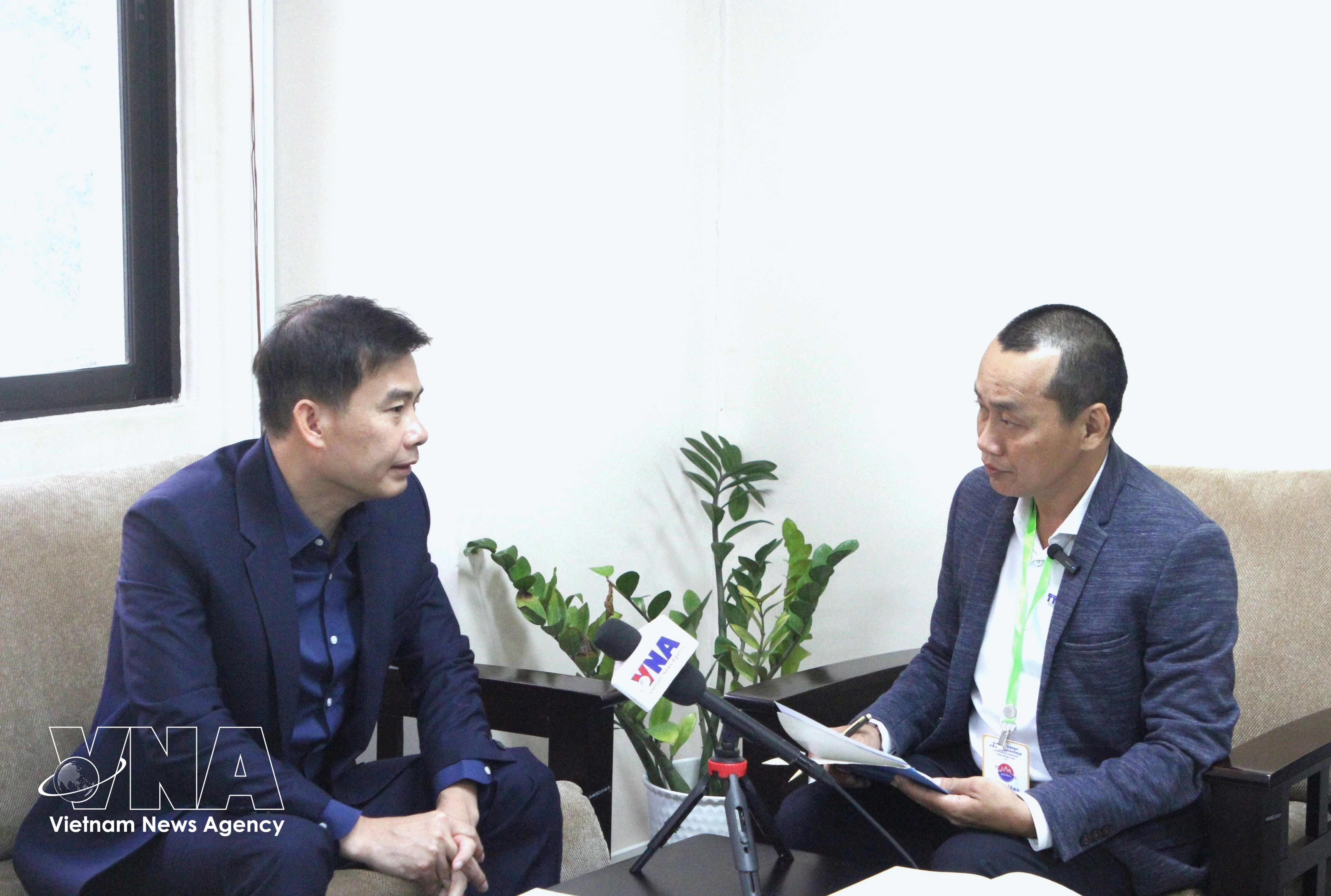 柬埔寨国民议会副秘书长兼国会咨询委员会主席谢万那烈（Chheang Vannarith）接受越通社驻金边记者采访。图自越通社
