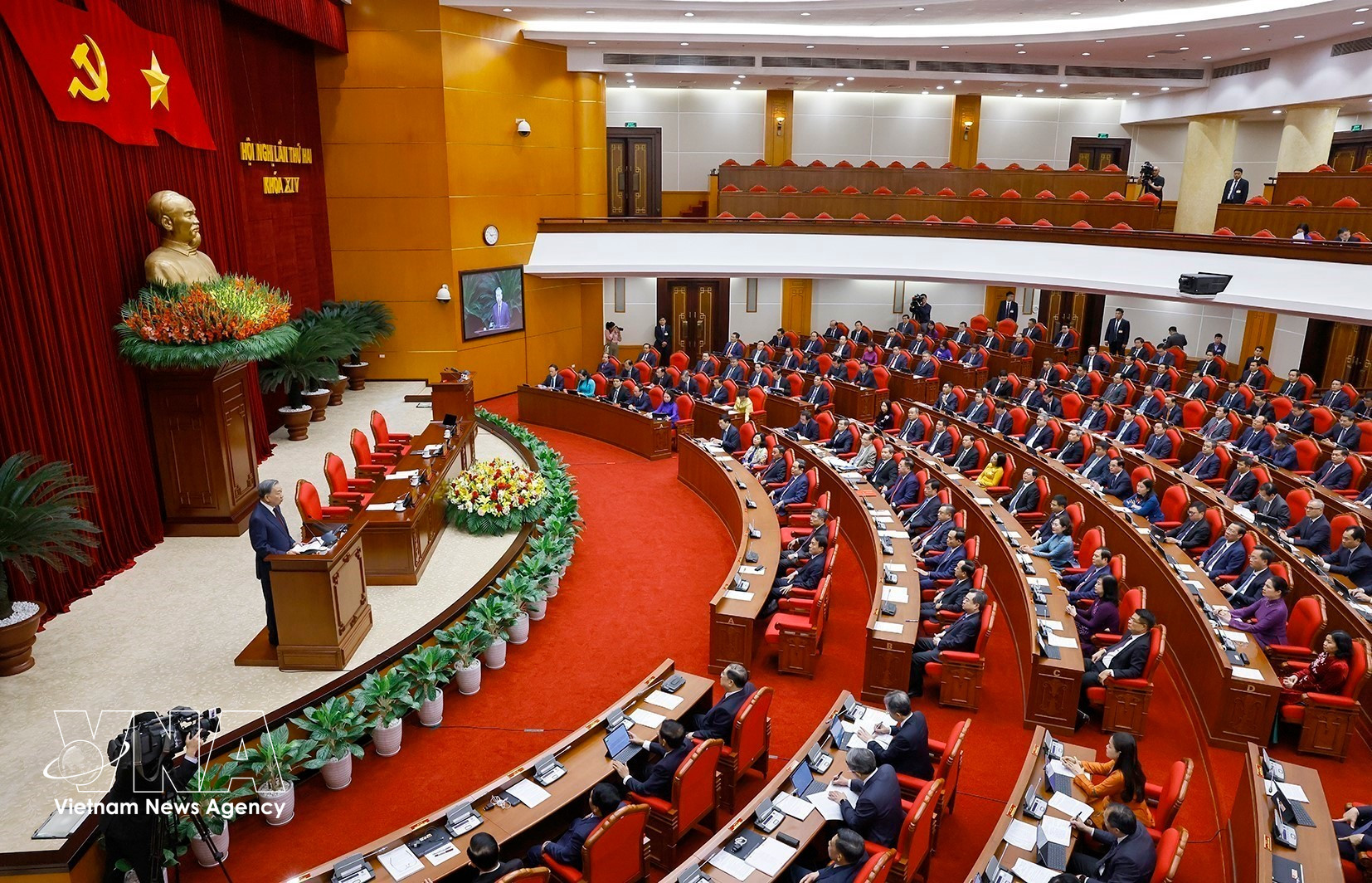 越南共产党第十四届中央委员会第二次全体会议经过三天紧张、认真、负责任的工作后圆满闭幕。图自越通社