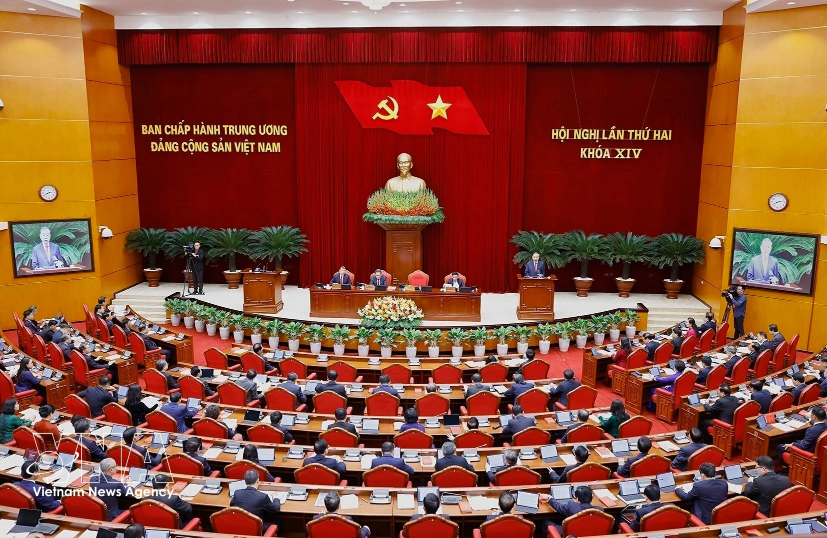 越南共产党第十四届中央委员会第二次全体会议进入第二个工作日。图自越通社