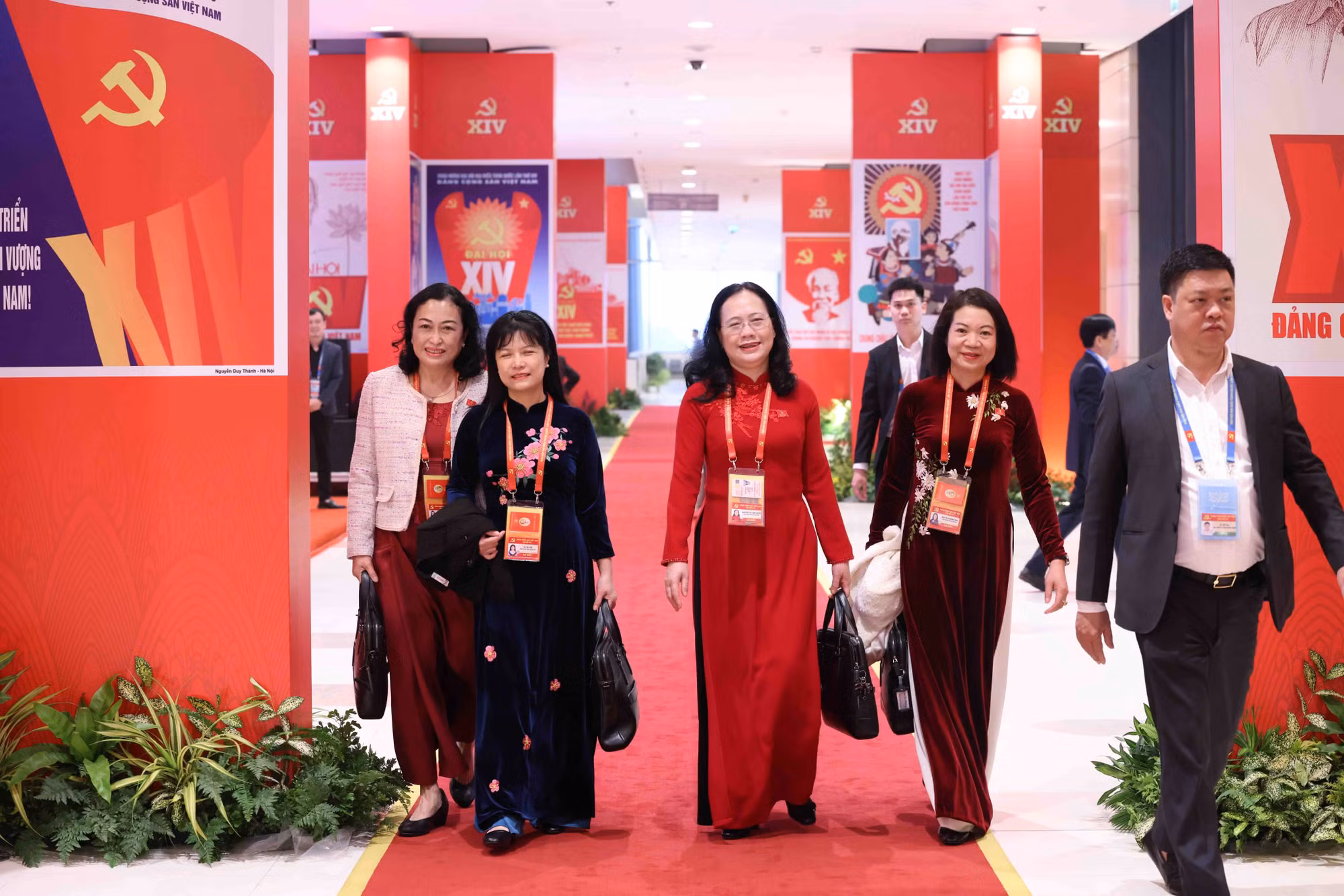 vna-potal-khai-mac-dai-hoi-xiv-cua-dang-8539985.jpg