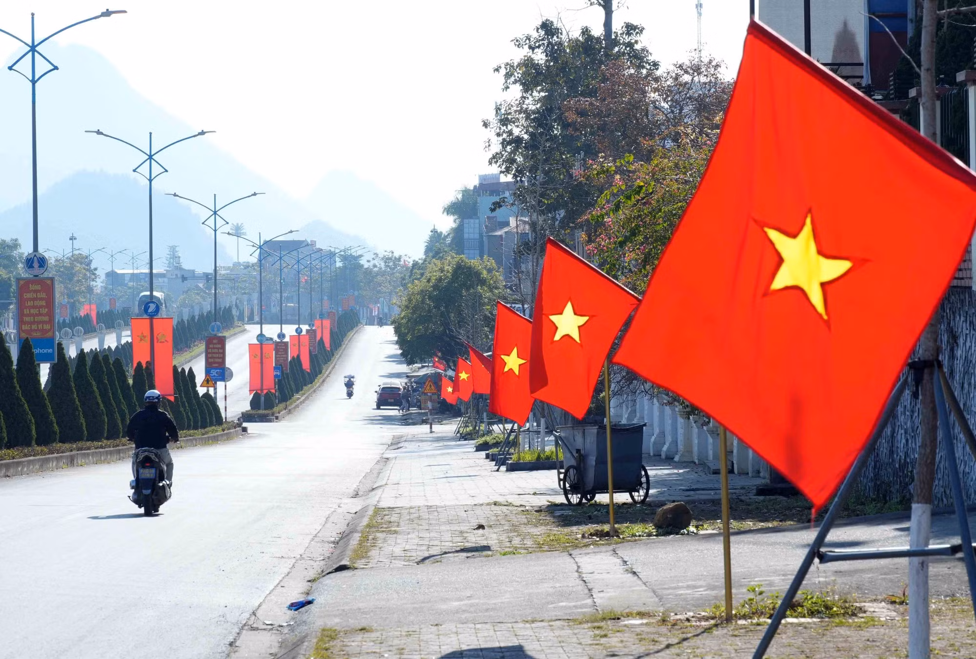 12-lai-chau-trang-hoang-co-hoa-chao-mung-dai-hoi-lan-thu-xiv-cua-dang-8538268.jpg