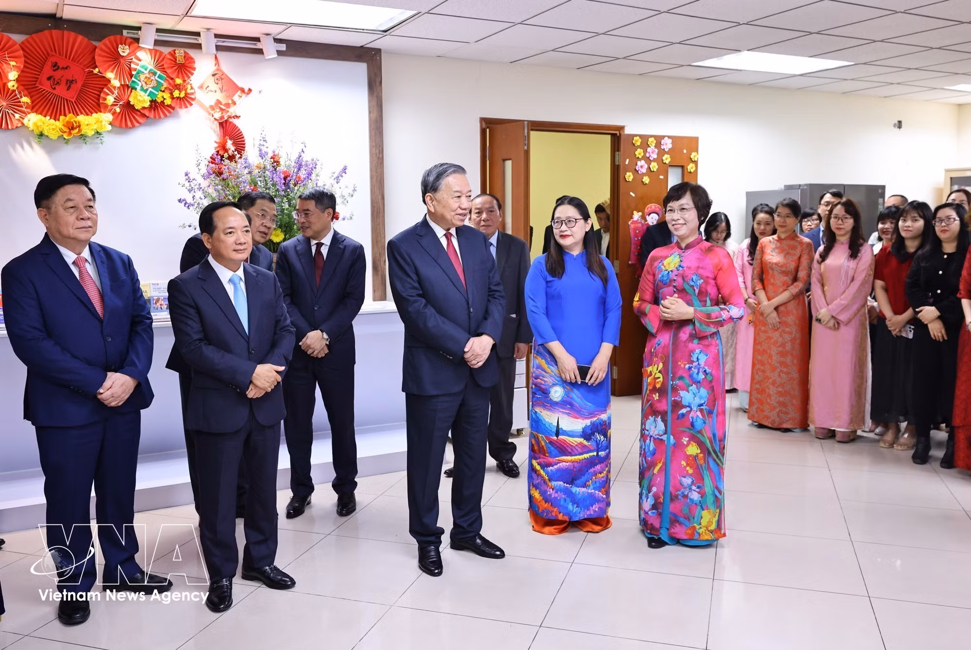 vnanet-potal-tong-bi-thu-to-lam-chuc-tet-thong-tan-xa-viet-nam-8604425.jpg