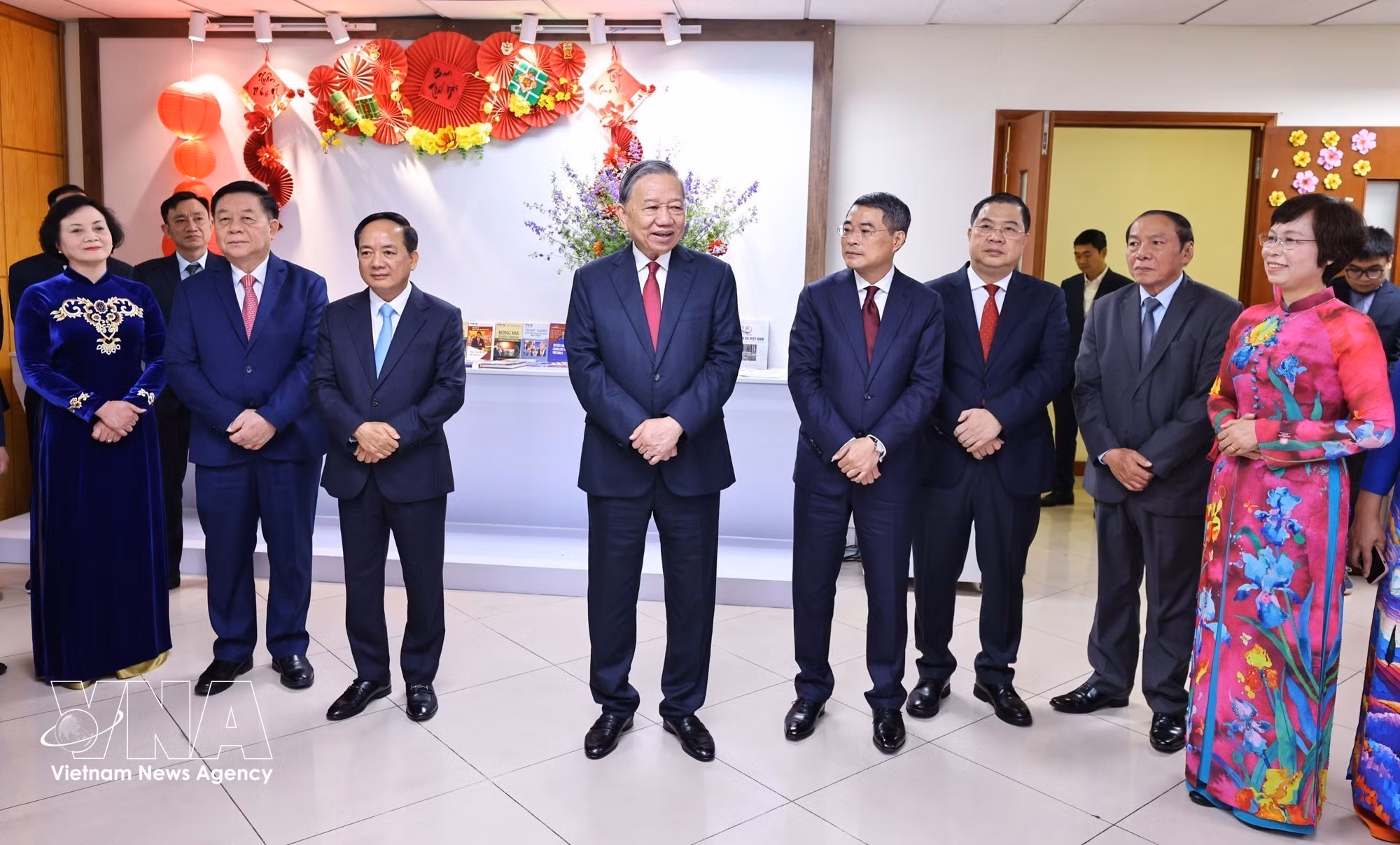 vnanet-potal-tong-bi-thu-to-lam-chuc-tet-thong-tan-xa-viet-nam-8604428.jpg
