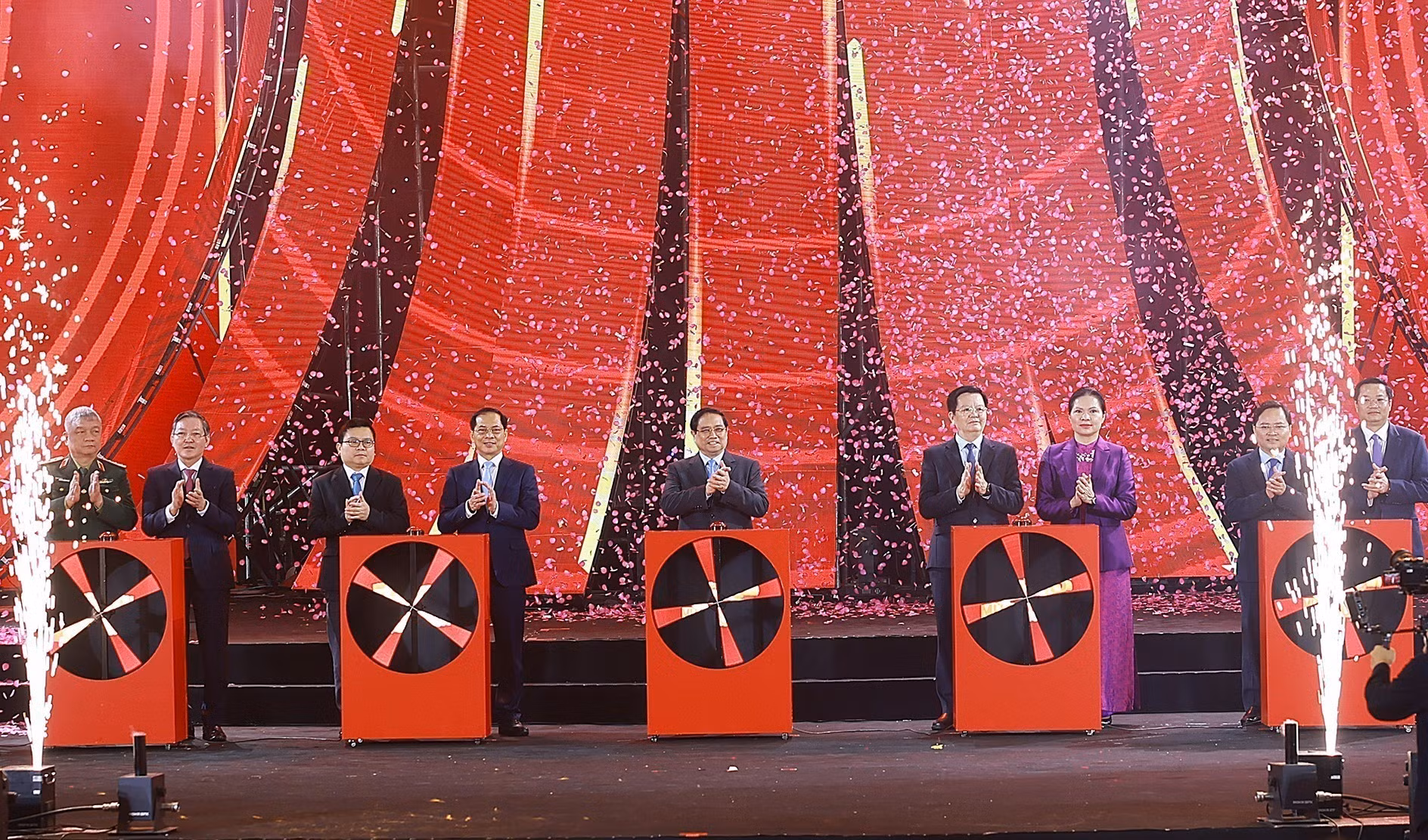 vna-potal-thu-tuong-du-le-khai-mac-hoi-cho-mua-xuan-lan-thu-nhat-nam-2026-8567553.jpg