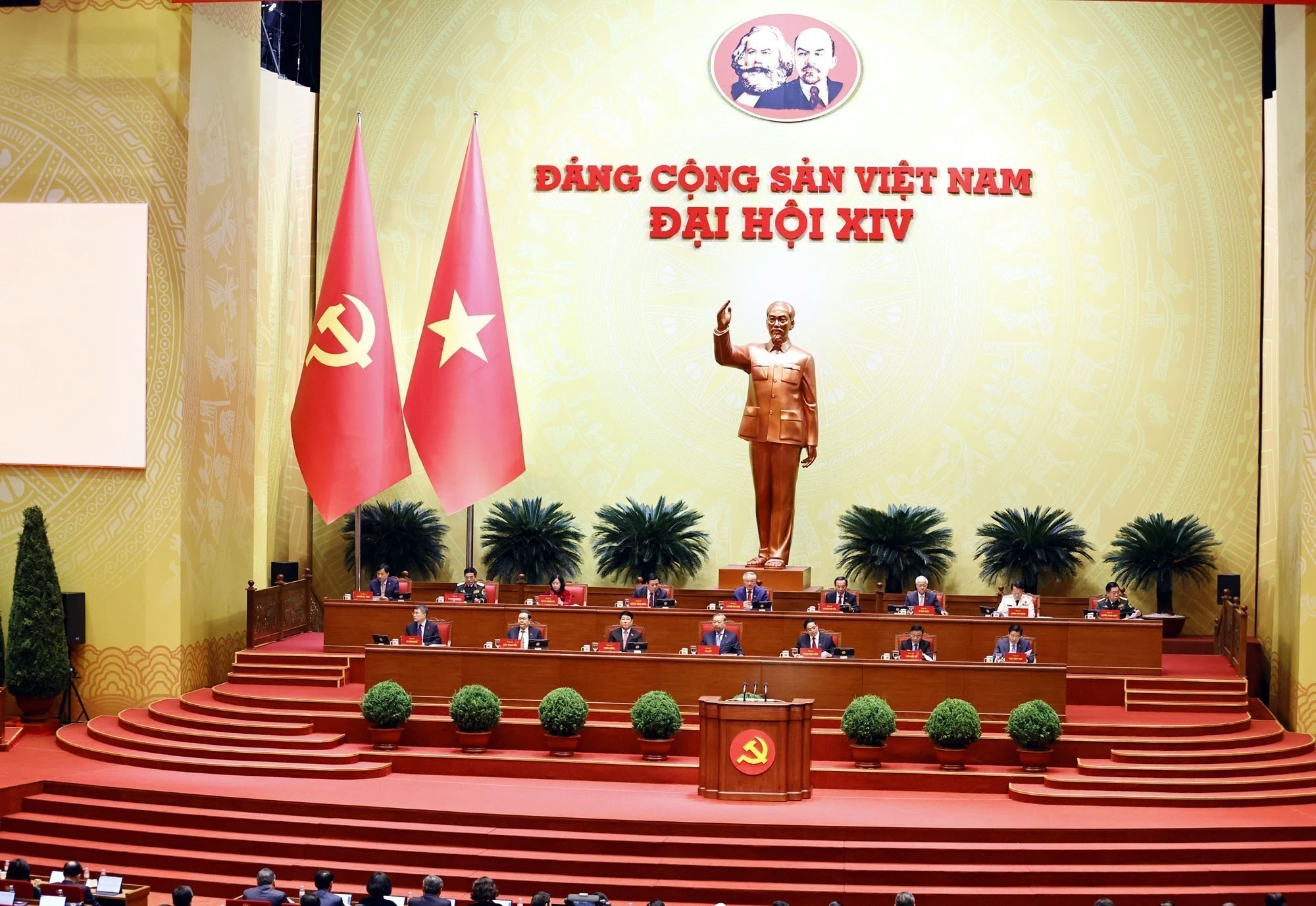 引导大会的主席团。图自越通社