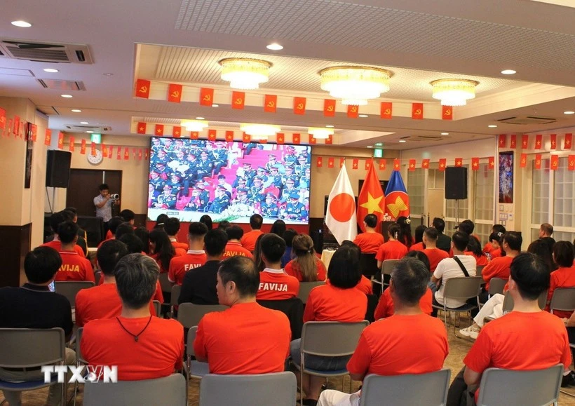 在日越南侨胞观看大屏幕直播的越南国庆80周年庆典。图自越通社
