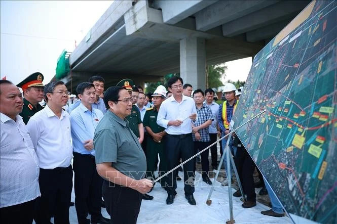 2025年12月28日，越南政府总理范明征视察朱笃-芹苴-朔庄高速公路项目的建设进度。图自越通社 