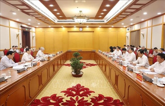 越共中央政治局委员、国家主席梁强主持召开与奠边省委常委会会议。图自越通社