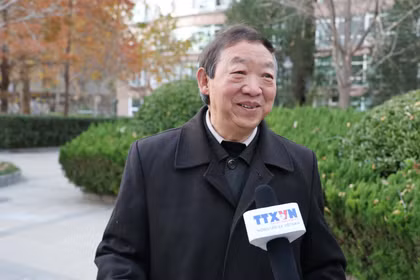 中国（昆明）南亚东南亚研究院教授朱振明接受越通社记者采访 图自越通社