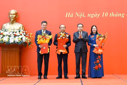 国会主席陈青敏向2025-2030年任期国会下属机构党委书记颁发决定并赠送鲜花。图自越通社