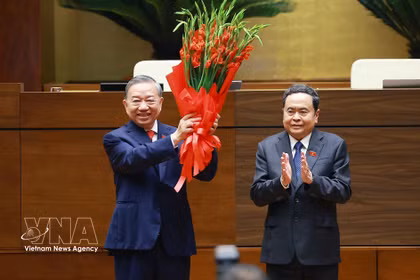 国会主席陈青敏代表党和国家领导人以及第十六届国会代表向越共中央总书记、国家主席苏林献花祝贺。图自越通社