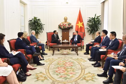 越南外交部长黎怀忠会见加拿大国际贸易部长马宁德·西杜一行 图自越通社