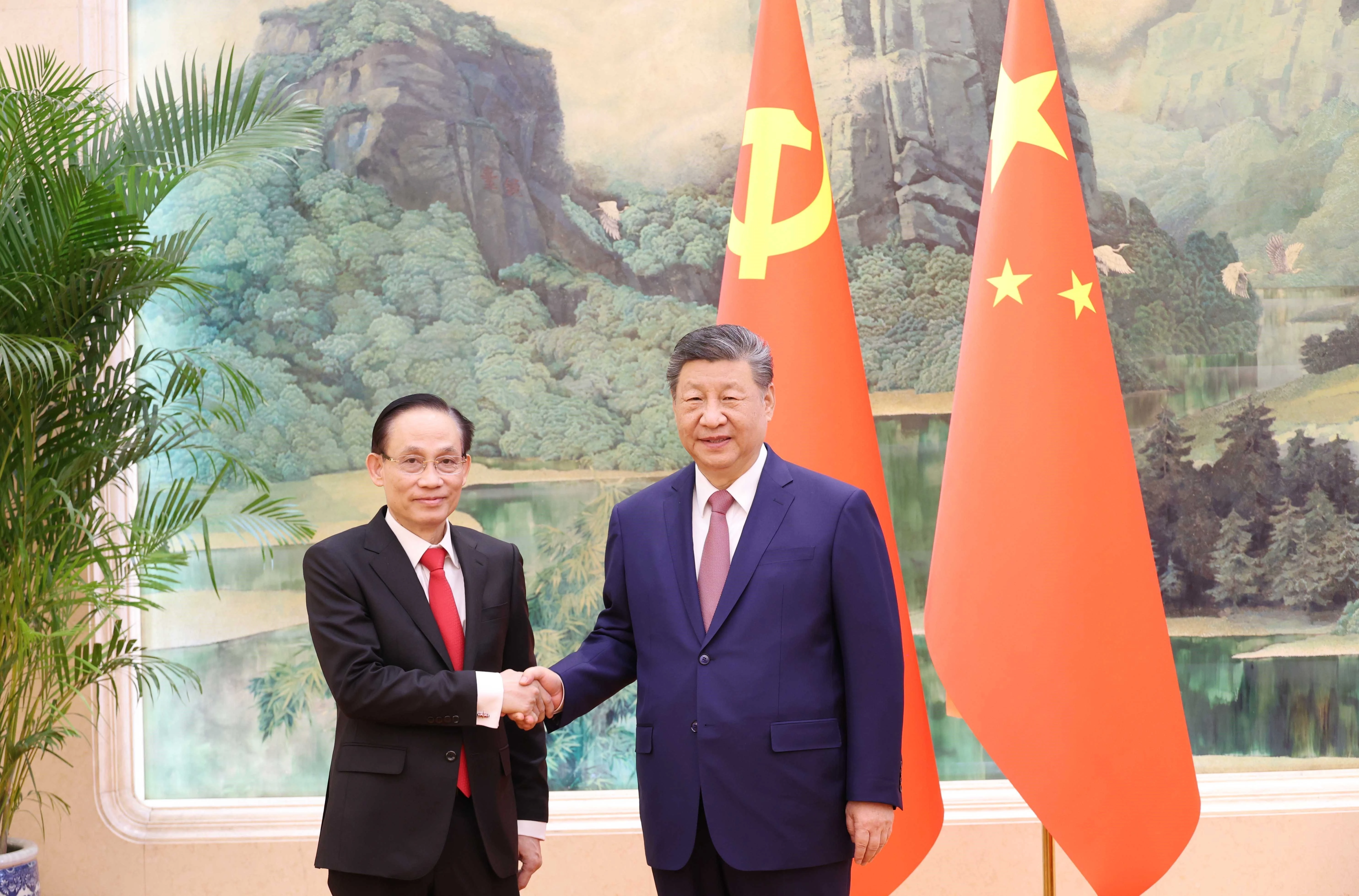 中共中央总书记、中华人民共和国主席习近平会见越共中央政治局委员、外交部党委书记、外交部长、越共中央总书记苏林特使黎怀忠。图自越通社