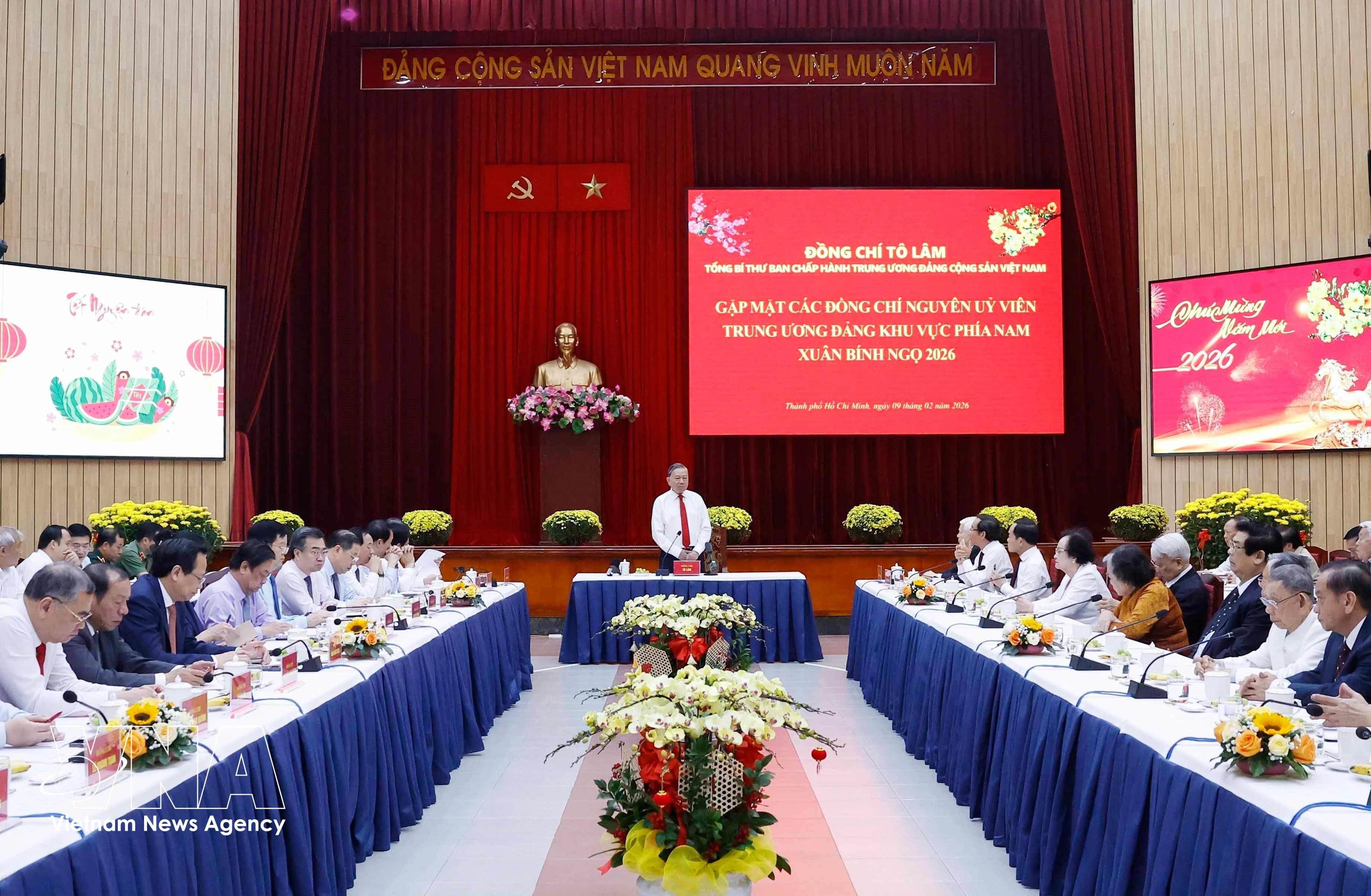 越共中央总书记苏林与南部地区历届越共中央委员。图自越通社