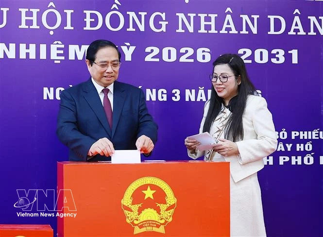 范明政总理和夫人来到河内市西湖坊第21投票区行使投票权 图自越通社