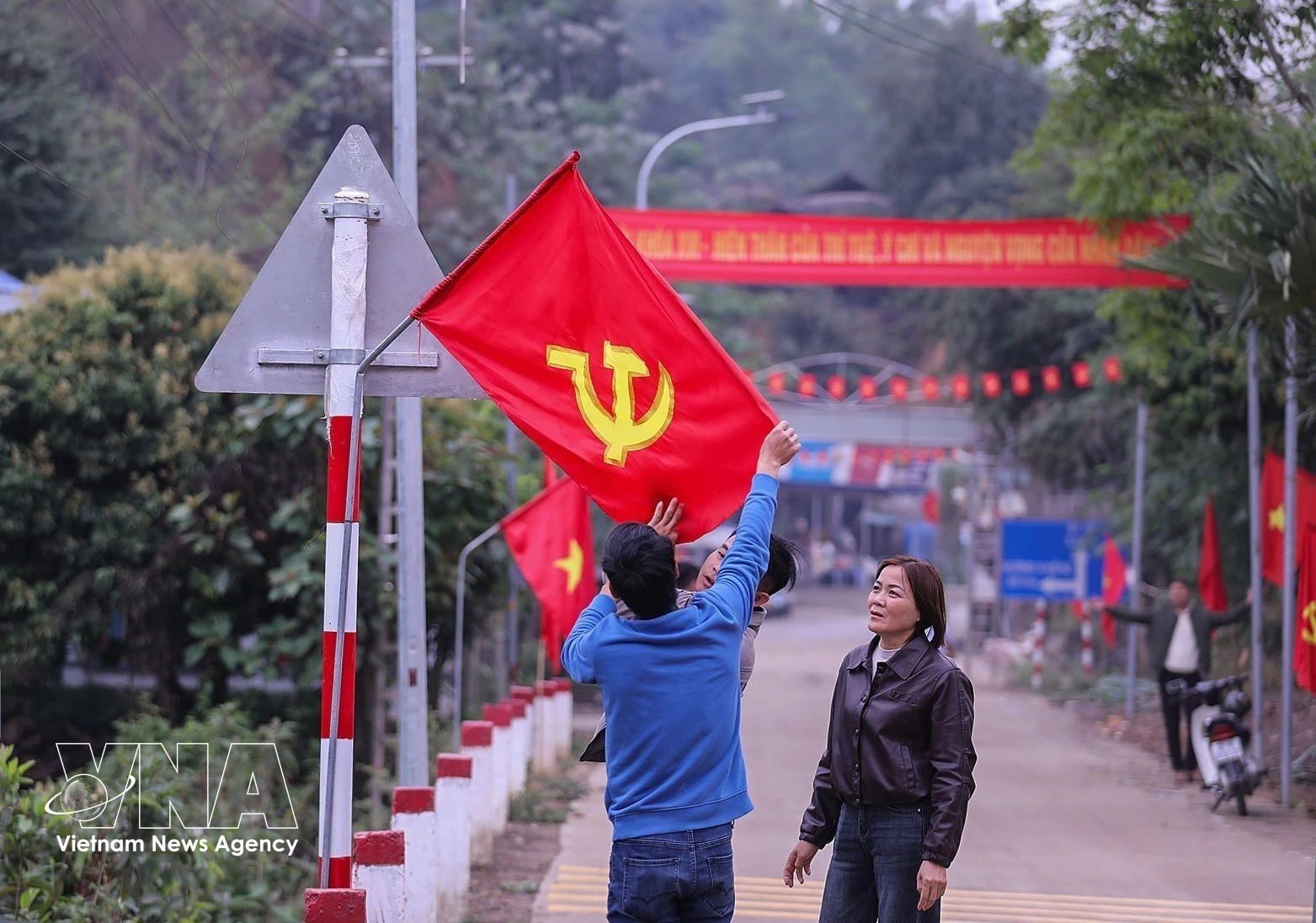 山罗省芒赛乡披上节日盛装，准备迎接国家重大节日 图自越通社