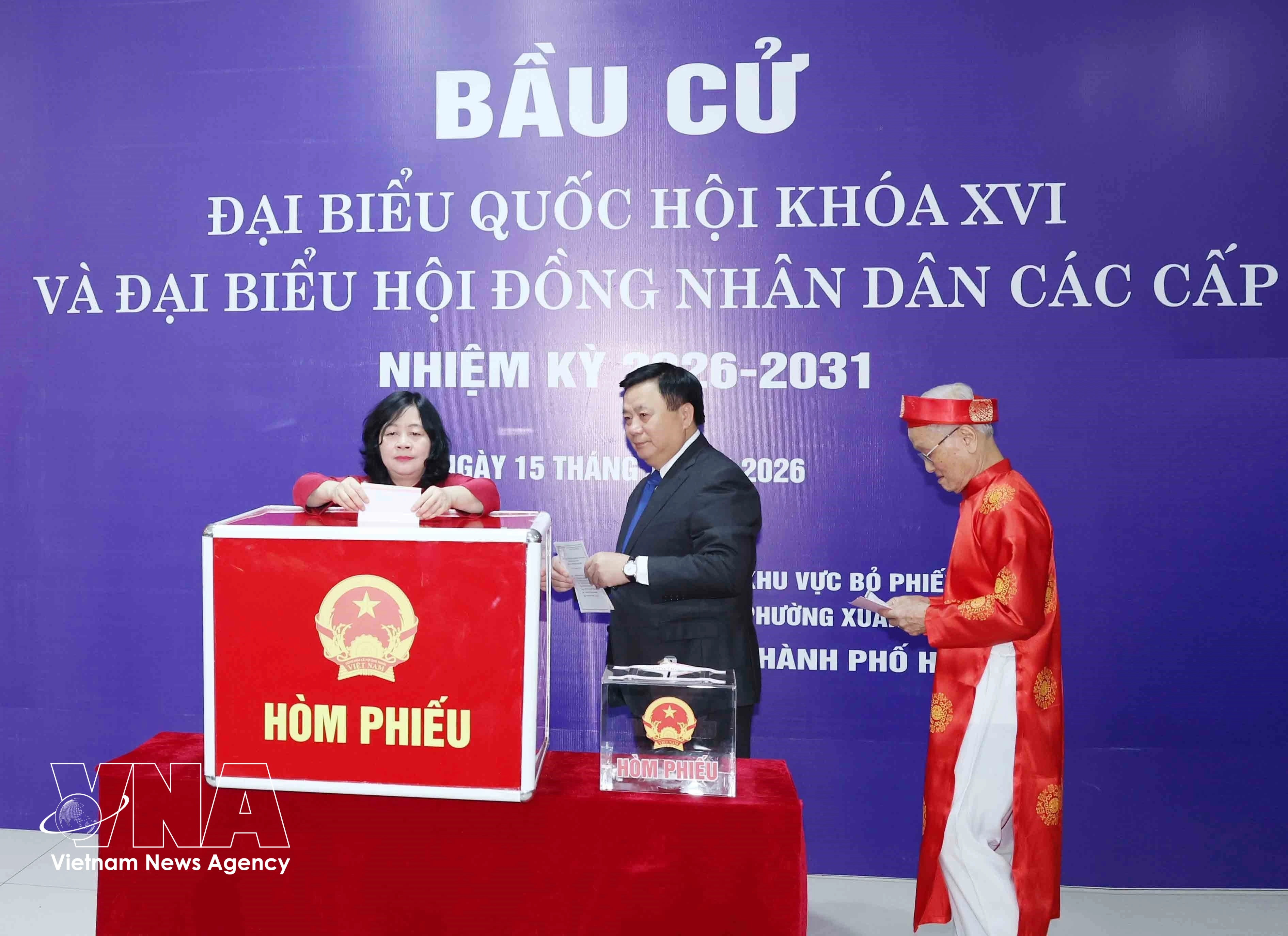 越南祖国阵线中央委员会主席裴氏明怀在河内市春顶坊第7投票区投票 图自越通社