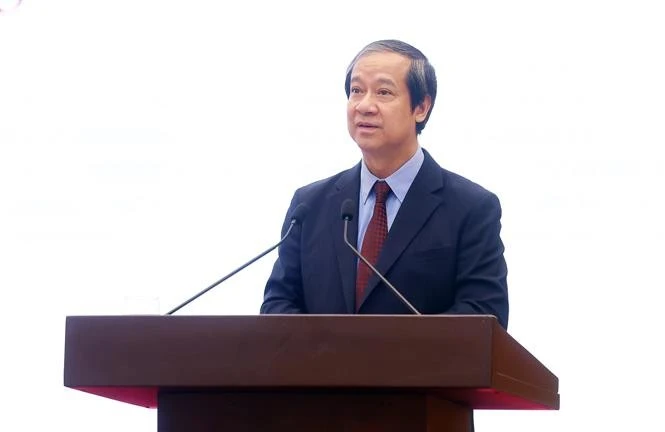 越南教育培训部党委书记、部长阮金山解答记者的提问。图自越通社