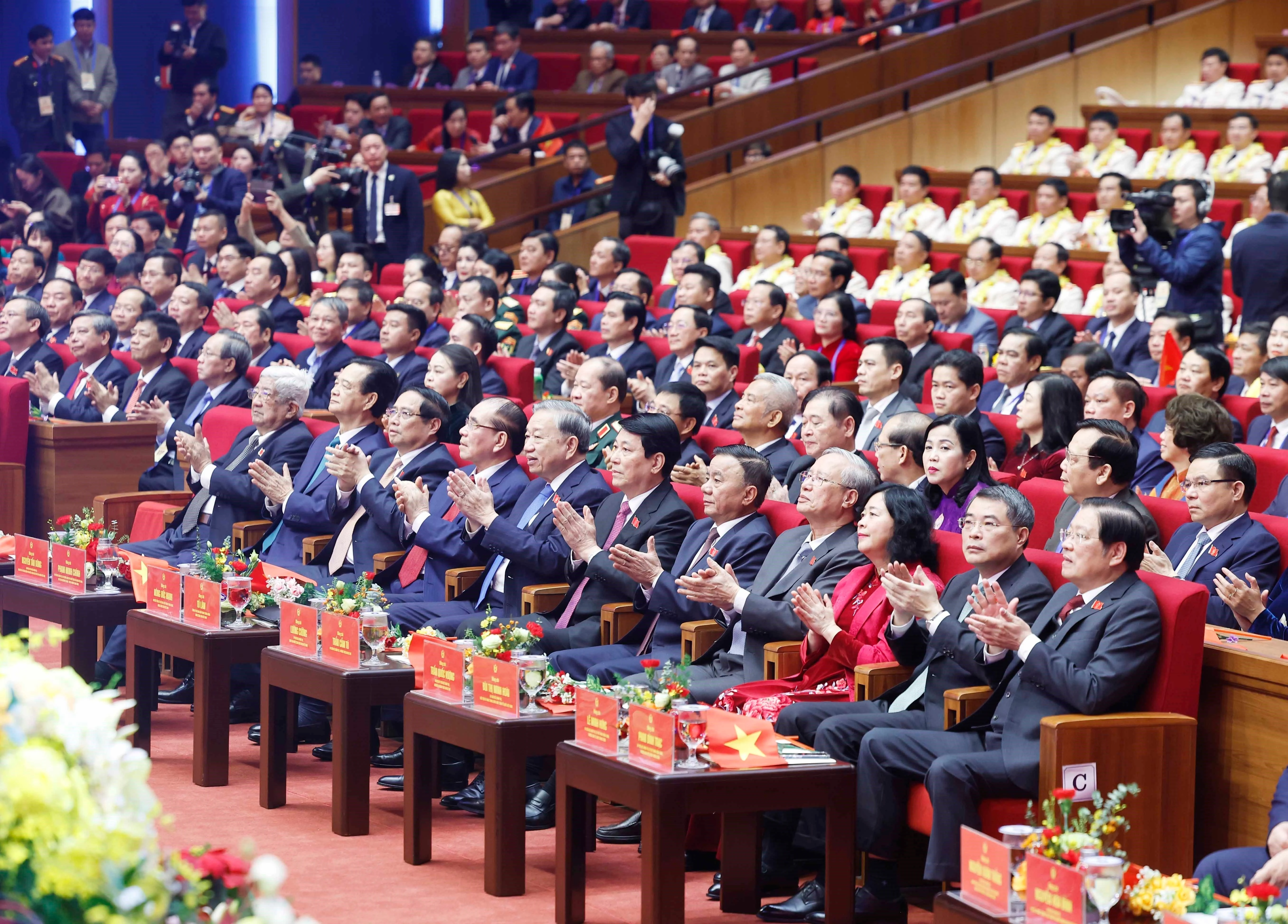 越南党和国家领导出席大会 图自越通社