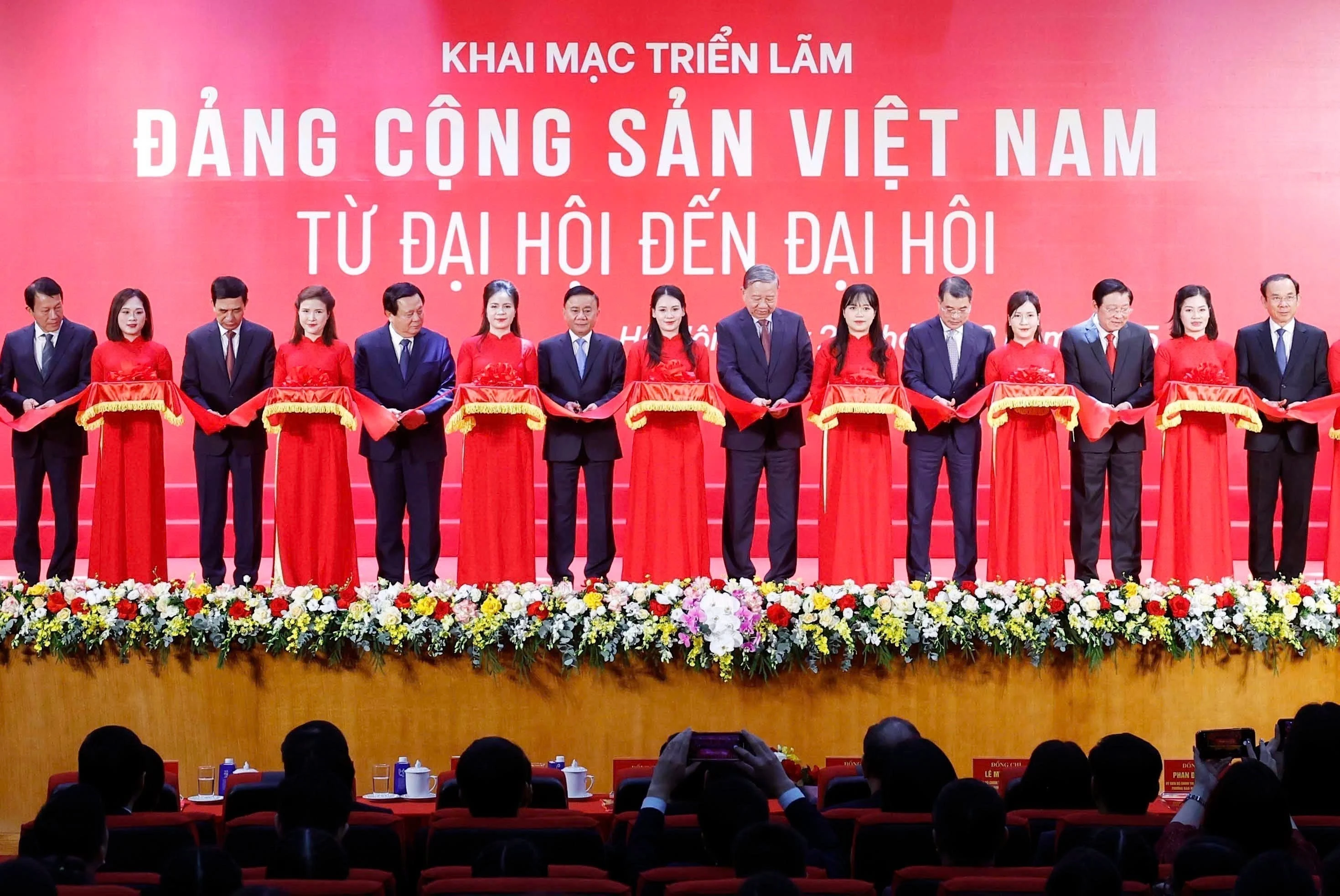 苏林总书记出席“越南共产党——从大会到大会”展览开幕式 图自越通社