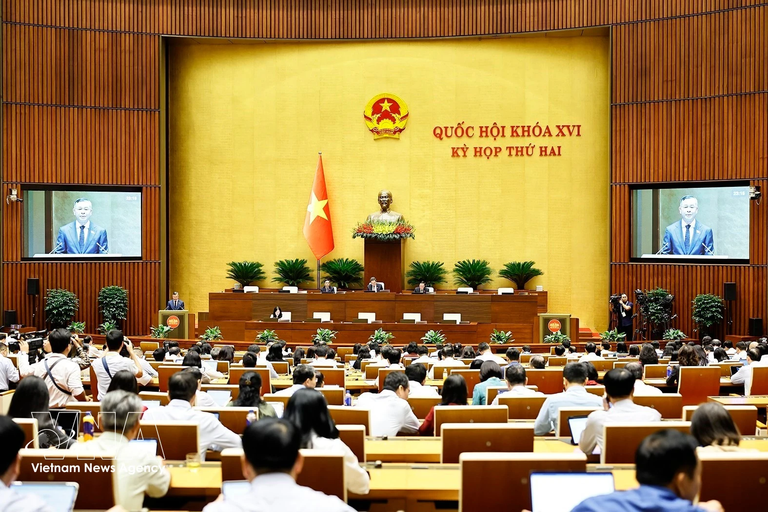 国会23日听取关于《国家预算法（合并版）》草案、《招标法（修正案）》等的呈文和审查报告。图自越通社