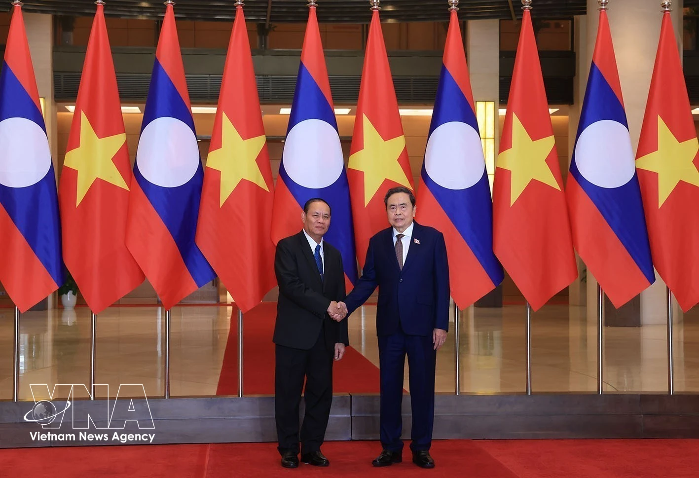 越南国会主席陈青敏会见老挝人民革命党中央书记处常务书记维莱·拉坎丰。图自越通社