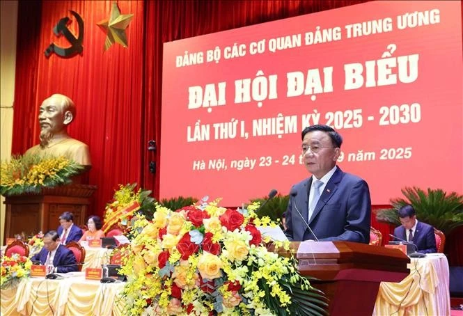 越共中央政治局委员、书记处常务书记、直属机关党委书记陈锦秀发言。图自越通社