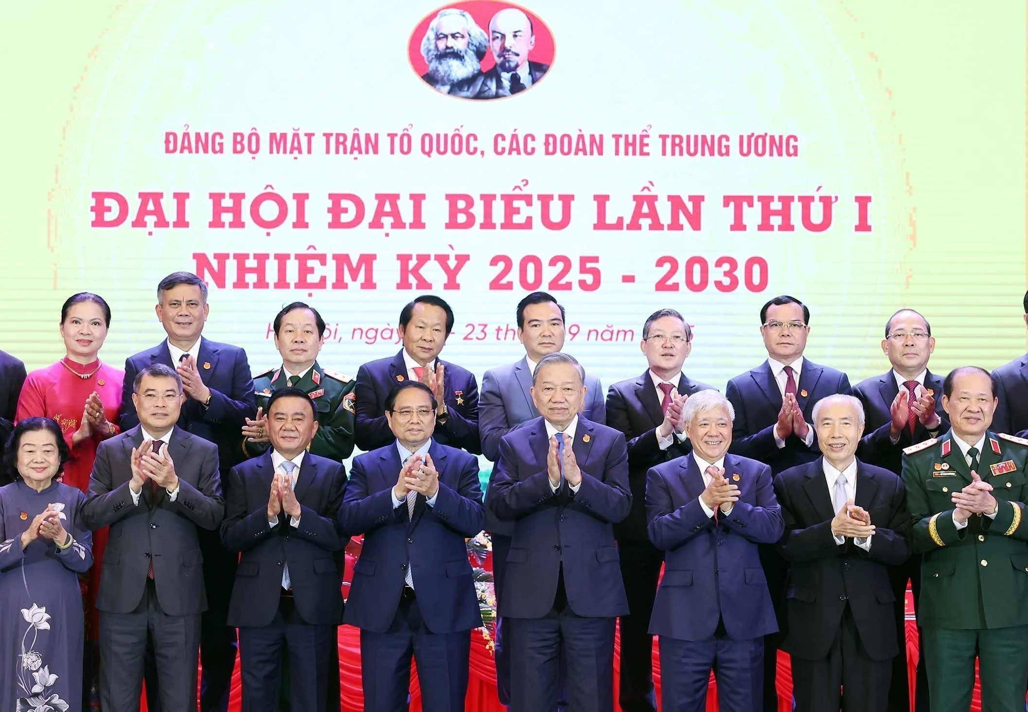 与会代表合影。图自越通社