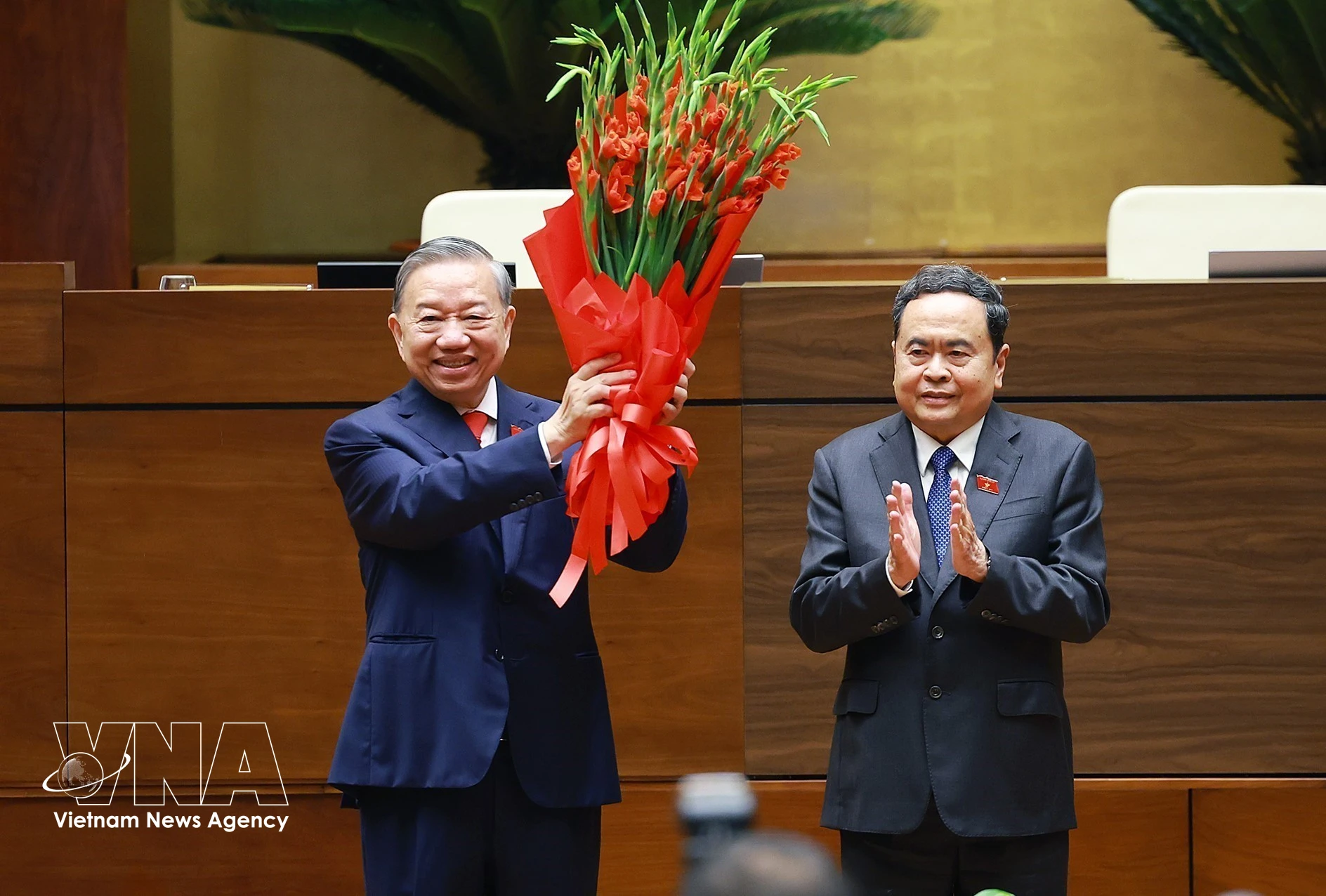 国会主席陈青敏代表党和国家领导人以及第十六届国会代表向越共中央总书记、国家主席苏林献花祝贺。图自越通社