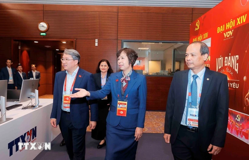 越共中央委员、司法部部长阮海宁参观越通社工作间。图自越通社）