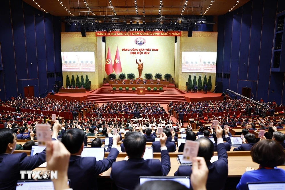 与会代表表决通过越共十四大决议。图自越通社