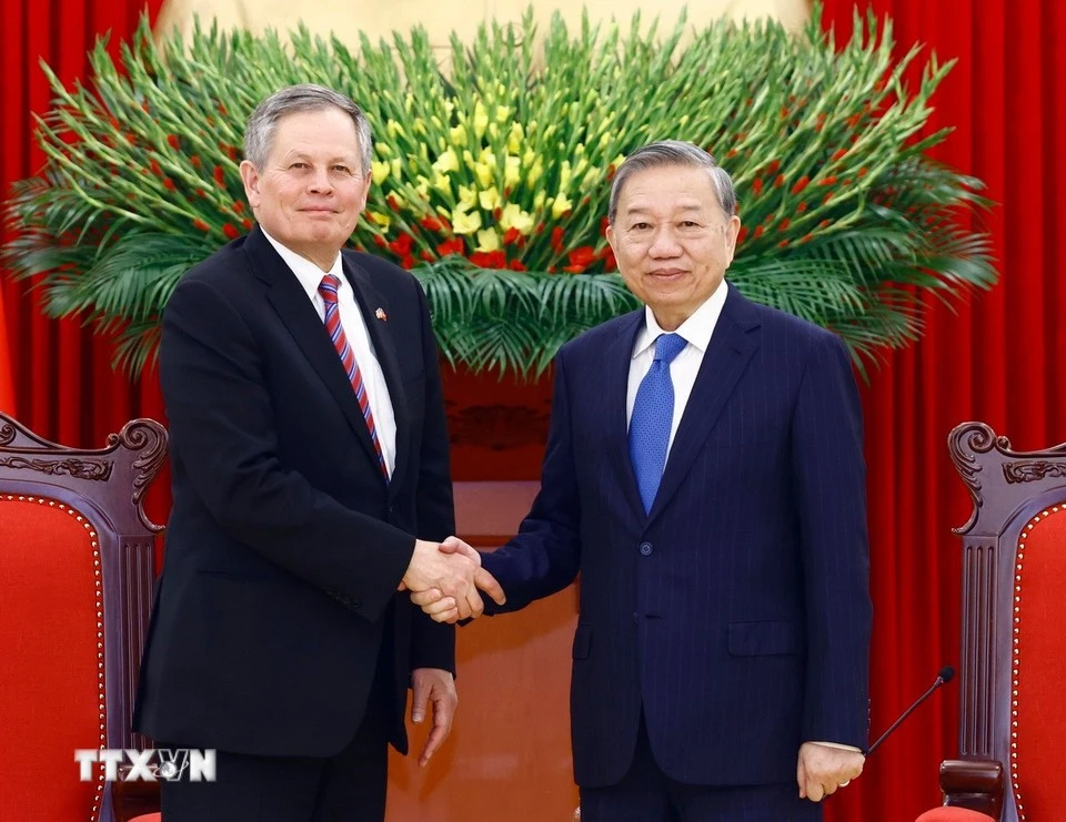 2025年3月，越共中央总书记苏林会见美国蒙大拿州美国参议院议员史蒂夫·戴恩斯。图自越通社