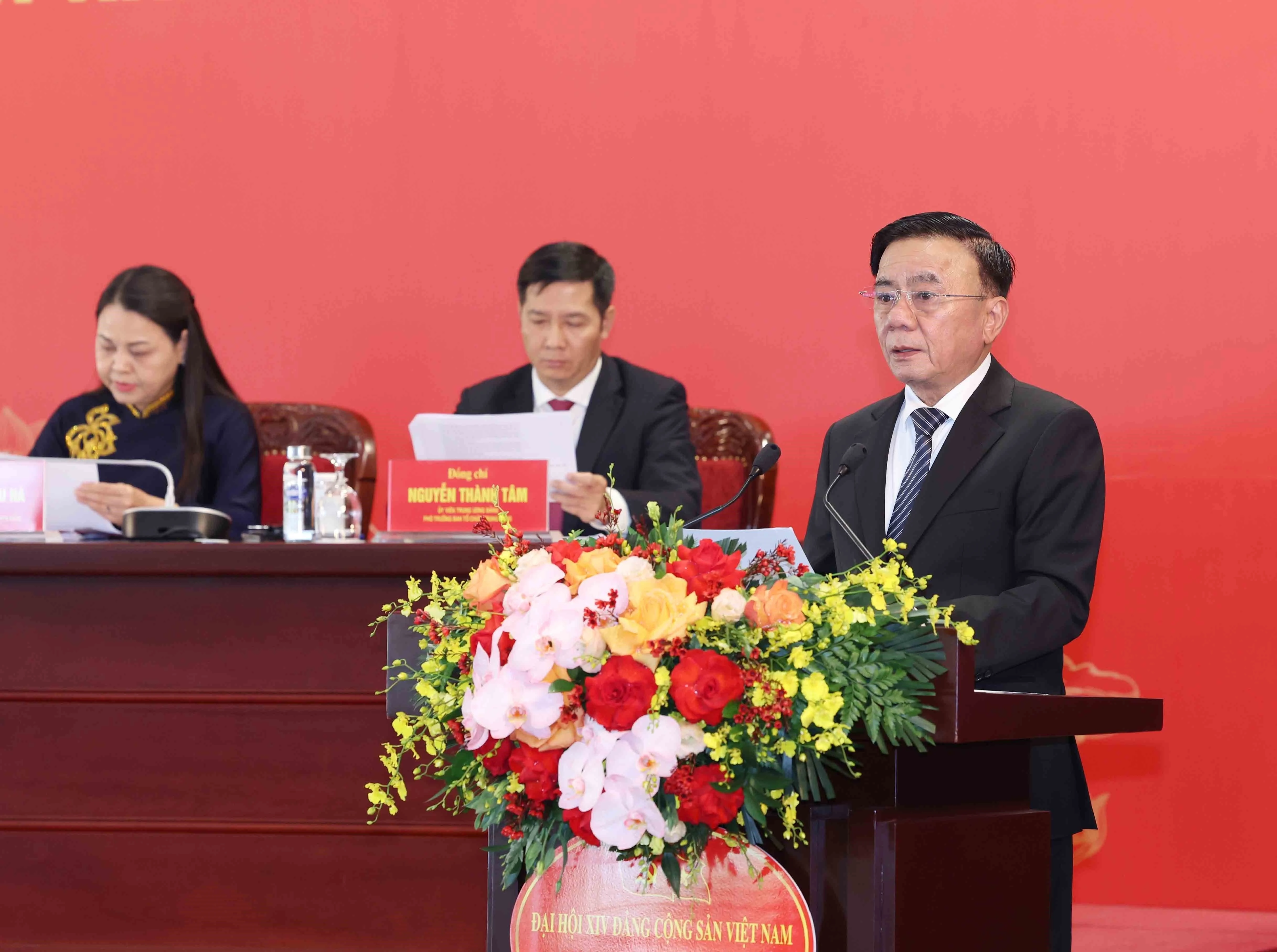 越共中央政治局委员、中央书记处常务书记陈锦秀发表讲话。图自越通社