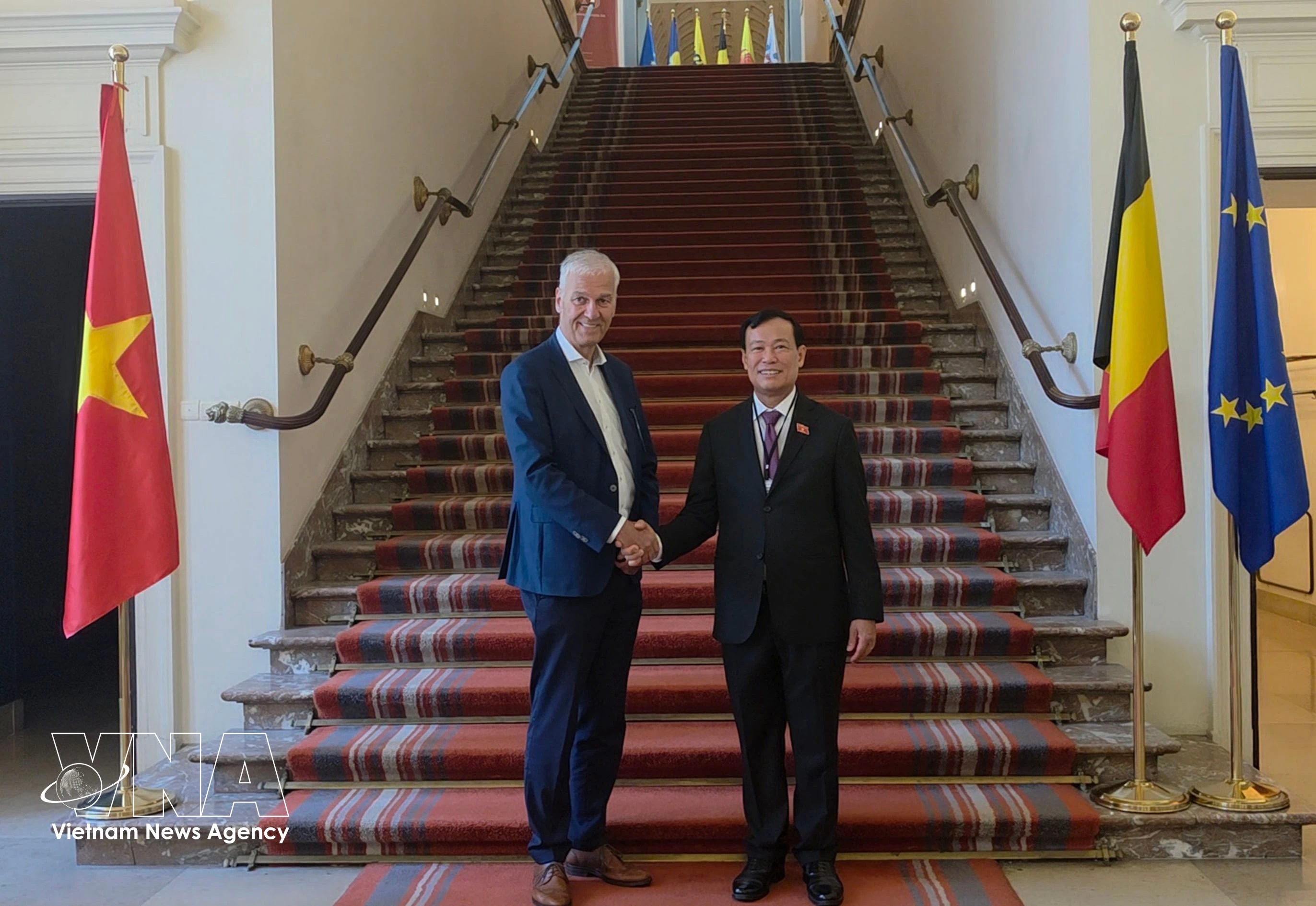 越南国会国防安全与对外委员会主任黎晋进上将礼节性拜会了比利时参议院第一副议长安德里斯·格里弗罗伊。图自越通社