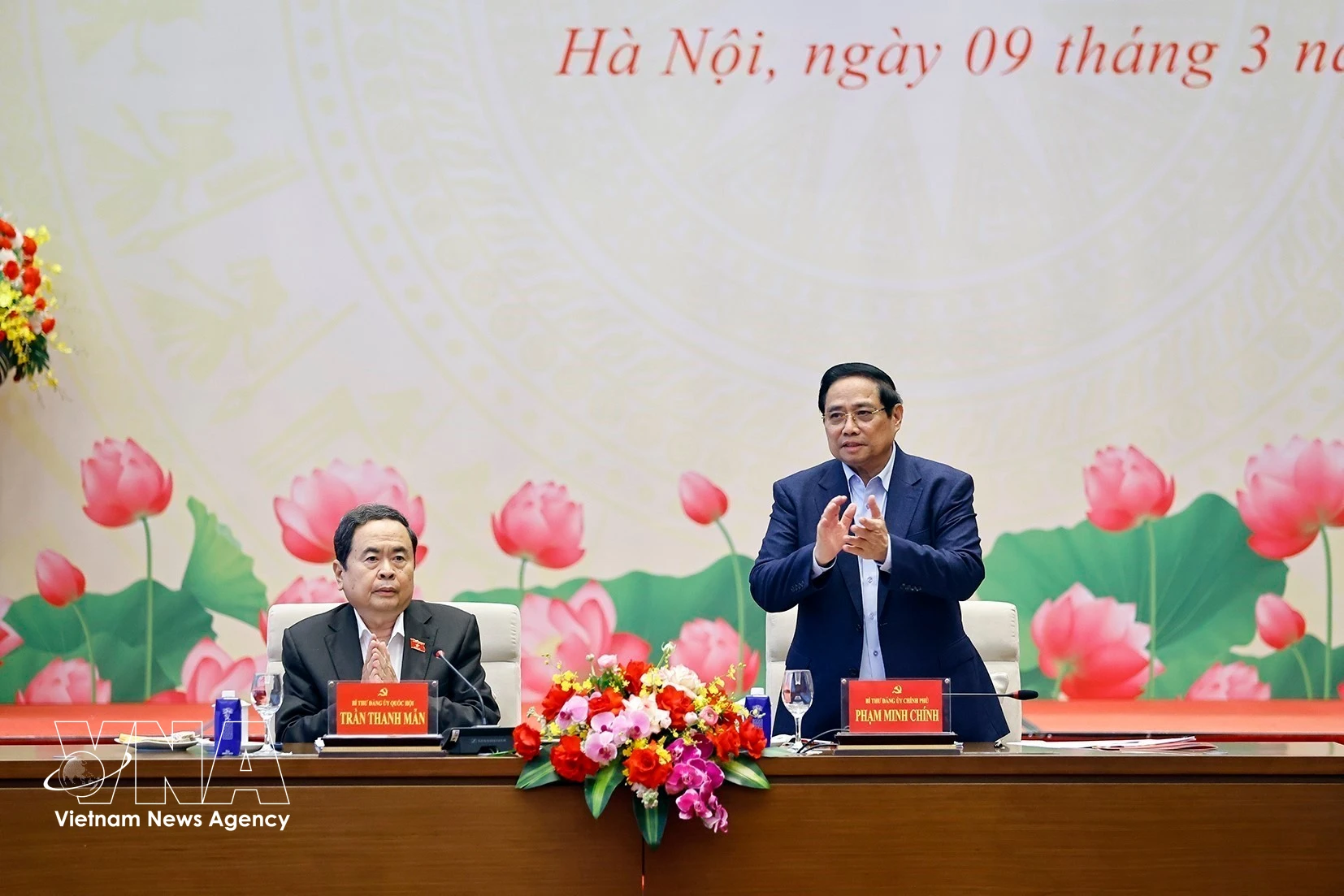 越南政府总理范明政与国会主席陈青敏共同主持会议。图自越通社
